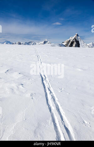 Loipe auf frischem Schnee. Winter-Sport-Hintergrund mit den berühmten Matterhorn Gipfel - Zermatt Ski Resort, Schweiz, Europa. Stockfoto