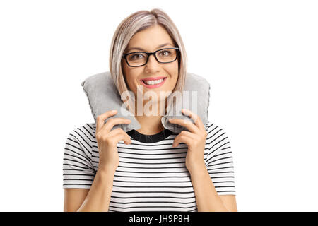 Frau mit einem Nackenkissen schaut in die Kamera und lächelnd isolierten auf weißen Hintergrund Stockfoto