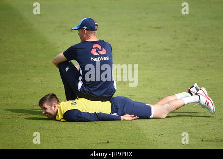 Englands Keaton Jennings sitzt auf Mark Wood während der Netze-Sitzung an der Nottingham Trent Bridge. Stockfoto