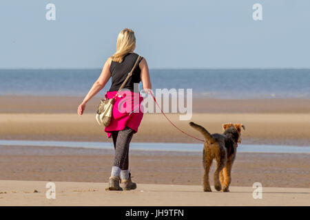 Southport, Merseyside, 13. Juli 2017. Großbritannien Wetter. Ein schönen sonniger Start in den Tag über der Nordwestküste Englands als Hundebesitzer nehmen ihre geliebten Haustiere für einen guten Lauf in der Sonne auf dem goldenen Sand von Southport Strand in Merseyside. Mit Zauber herrlicher Sonnenschein, die voraussichtlich im Laufe des Tages weiter wird ein schöner Tag in dem beliebten Badeort erwartet. Bildnachweis: Cernan Elias/Alamy Live-Nachrichten Stockfoto