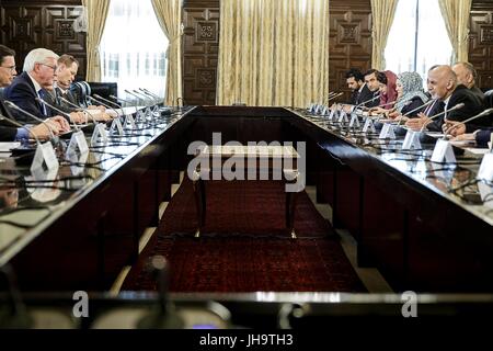 Mazar-i-Sharif, Afghanistan. 13. Juli 2017. HANDOUT - zeigt ein Handout Bild zur Verfügung gestellt, am 13. Juli 2017 Bundespräsidenten Frank-Walter Steinmeier (2.v.l.) und die Mitglieder seiner Delegation bei einem Treffen mit Afghan President Mohammad Ashraf Ghani (r) und seine Mitarbeiter im Palazzo Gul Khana in Kabul, Afghanistan. Bildnachweis: Dpa picture Alliance/Alamy Live News Stockfoto