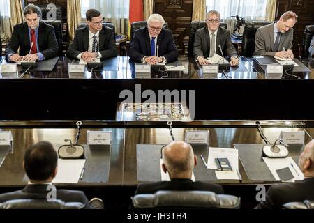 Mazar-i-Sharif, Afghanistan. 13. Juli 2017. HANDOUT - zeigt ein Handout Bild zur Verfügung gestellt, am 13. Juli 2017 Bundespräsidenten Frank-Walter Steinmeier (C oben) und die Mitglieder seiner Delegation bei einem Treffen mit dem afghanischen Präsidenten Mohammad Ashraf Ghani (C unten) im Palazzo Gul Khana in Kabul, Afghanistan. Bildnachweis: Dpa picture Alliance/Alamy Live News Stockfoto