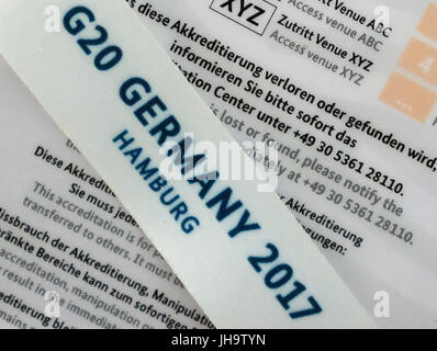 Hamburg, Deutschland. 13. Juli 2017. ILLUSTRATION - die Rückseite des Journalisten Akkreditierung des G20-Gipfels in ein Büro in Hamburg, Germany, 13. Juli 2017 abgebildet. Obwohl sie die normalen Akkreditierung hatten, wurden 32 Journalisten aus dem G20-Gipfel ausgeschlossen. Jetzt gibt es Aufrufe, die Angelegenheit zu untersuchen. Foto: Marcus Brandt/Dpa/Alamy Live News Stockfoto