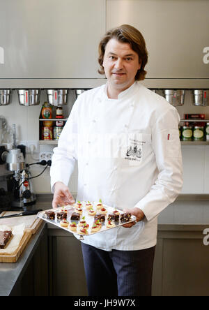 Berlin, Deutschland. 13. Juli 2017. Robert Burgmeier, Küchenchef im Residenz des britischen Botschafters in Berlin, Deutschland, 13. Juli 2017. Großbritanniens Prinz William und seine Frau Kate sollen Berlin am 19. Juli besuchen. Foto: Jens Kalaene/Dpa-Zentralbild/Dpa/Alamy Live News Stockfoto