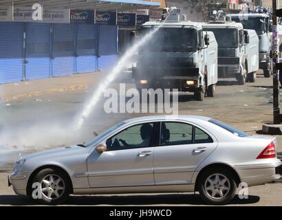 Harare, Simbabwe. 13. Juli 2017. Polizei löschte Feuer von Demonstranten in Harare, Simbabwe, 12. Juli 2017 eingerichtet. Simbabwische Polizei am Mittwoch verwendet Tränengas und Wasserwerfer eine Demonstration durch die Opposition MDC-T Jugendliche in der Hauptstadt Harare, Zimbabwe aufzubrechen. Bildnachweis: Xinhua/Alamy Live-Nachrichten Stockfoto