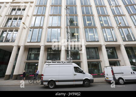 London, Großbritannien. 13 Jul, 2017. Der spanische König Felipe und Letizia wird Prinz Andrew bei UK-Spanien Business Forum beitreten, die Princess Royal an einem Bankett in der Guildhall durch die Oberbürgermeisterin der Stadt London und Prinz Harry gegeben werden, werden Sie in einer Kranzniederlegung am Grab des unbekannten Krieger. Vorbereitungen für den Besuch heute Abend läuft. Rundfunk van geparkt außerhalb Gresham Street 30 gegenüber Guildhall Hof. Polizei Kontrolle guildhall Yard vor dem königlichen Besuch. c Stockfoto