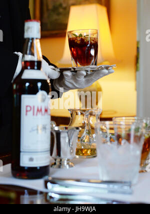 Berlin, Deutschland. 13. Juli 2017. Der Aperitif wird "Pimm" von der Butler Mario Calvelo während einer Presseveranstaltung im Residenz des britischen Botschafters in Berlin, Deutschland, 13. Juli 2017 vorbereitet. Großbritanniens Prinz William und seine Frau Kate sollen Berlin am 19. Juli besuchen. Foto: Jens Kalaene/Dpa-Zentralbild/Dpa/Alamy Live News Stockfoto