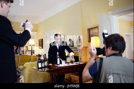 Berlin, Deutschland. 13. Juli 2017. Der Aperitif wird "Pimm" von der Butler Mario Calvelo während einer Presseveranstaltung im Residenz des britischen Botschafters in Berlin, Deutschland, 13. Juli 2017 vorbereitet. Großbritanniens Prinz William und seine Frau Kate sollen Berlin am 19. Juli besuchen. Foto: Jens Kalaene/Dpa-Zentralbild/Dpa/Alamy Live News Stockfoto