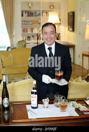 Berlin, Deutschland. 13. Juli 2017. Der Aperitif wird "Pimm" von der Butler Mario Calvelo während einer Presseveranstaltung im Residenz des britischen Botschafters in Berlin, Deutschland, 13. Juli 2017 vorbereitet. Großbritanniens Prinz William und seine Frau Kate sollen Berlin am 19. Juli besuchen. Foto: Jens Kalaene/Dpa-Zentralbild/Dpa/Alamy Live News Stockfoto