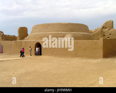 Turpan, China. 13. Juli 2017. Gaochang, auch bekannt als Kocho oder '' King City'', befindet sich eine alte Oasenstadt am nördlichen Rand der unwirtlichen Taklamakan-Wüste in Xinjiang, China gebaut. Antike Gaochang Stadt, erbaut im 1. Jahrhundert v. Chr. diente lange als eine geschäftige wichtiges Handelszentrum und ein Haltepunkt für Händler Händler Reisen auf der Seidenstrasse. Es wurde im 14. Jahrhundert im Kriege niedergebrannt. Alten Palastruinen innerhalb und außerhalb der Stadt, befindet sich 30 km südöstlich von modernen Turpan, können heute noch besichtigt werden. Bildnachweis: ZUMA Press, Inc./Alamy Live-Nachrichten Stockfoto