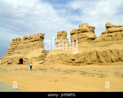 Turpan, China. 13. Juli 2017. Gaochang, auch bekannt als Kocho oder '' King City'', befindet sich eine alte Oasenstadt am nördlichen Rand der unwirtlichen Taklamakan-Wüste in Xinjiang, China gebaut. Antike Gaochang Stadt, erbaut im 1. Jahrhundert v. Chr. diente lange als eine geschäftige wichtiges Handelszentrum und ein Haltepunkt für Händler Händler Reisen auf der Seidenstrasse. Es wurde im 14. Jahrhundert im Kriege niedergebrannt. Alten Palastruinen innerhalb und außerhalb der Stadt, befindet sich 30 km südöstlich von modernen Turpan, können heute noch besichtigt werden. Bildnachweis: ZUMA Press, Inc./Alamy Live-Nachrichten Stockfoto