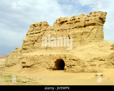 Turpan, China. 13. Juli 2017. Gaochang, auch bekannt als Kocho oder '' King City'', befindet sich eine alte Oasenstadt am nördlichen Rand der unwirtlichen Taklamakan-Wüste in Xinjiang, China gebaut. Antike Gaochang Stadt, erbaut im 1. Jahrhundert v. Chr. diente lange als eine geschäftige wichtiges Handelszentrum und ein Haltepunkt für Händler Händler Reisen auf der Seidenstrasse. Es wurde im 14. Jahrhundert im Kriege niedergebrannt. Alten Palastruinen innerhalb und außerhalb der Stadt, befindet sich 30 km südöstlich von modernen Turpan, können heute noch besichtigt werden. Bildnachweis: ZUMA Press, Inc./Alamy Live-Nachrichten Stockfoto