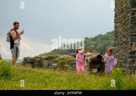 Aberystwyth, Wales, UK. 13. Juli 2017. UK-Wetter. Menschen genießen einen Nachmittag voller Sonnenschein, vor dem Wetterwechsel und Regenschauer fegen, am Meer, in Aberystwyth auf die Cardigan Bay Küste von West Wales Credit: Keith Morris/Alamy Live-Nachrichten Stockfoto