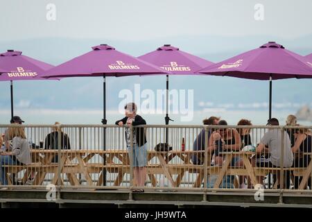 Aberystwyth, Wales, UK. 13. Juli 2017. UK-Wetter. Menschen genießen einen Nachmittag voller Sonnenschein, vor dem Wetterwechsel und Regenschauer fegen, am Meer, in Aberystwyth auf die Cardigan Bay Küste von West Wales Credit: Keith Morris/Alamy Live-Nachrichten Stockfoto