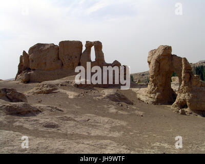 Turpan, China. 13. Juli 2017. Gaochang, auch bekannt als Kocho oder '' King City'', befindet sich eine alte Oasenstadt am nördlichen Rand der unwirtlichen Taklamakan-Wüste in Xinjiang, China gebaut. Antike Gaochang Stadt, erbaut im 1. Jahrhundert v. Chr. diente lange als eine geschäftige wichtiges Handelszentrum und ein Haltepunkt für Händler Händler Reisen auf der Seidenstrasse. Es wurde im 14. Jahrhundert im Kriege niedergebrannt. Alten Palastruinen innerhalb und außerhalb der Stadt, befindet sich 30 km südöstlich von modernen Turpan, können heute noch besichtigt werden. Bildnachweis: ZUMA Press, Inc./Alamy Live-Nachrichten Stockfoto