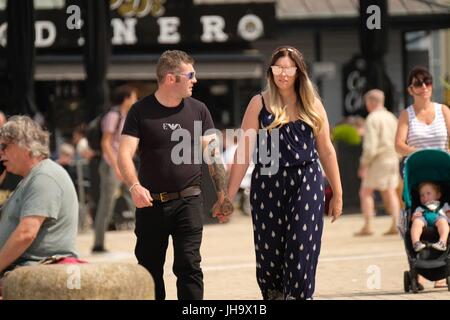 Aberystwyth, Wales, UK. 13. Juli 2017. UK-Wetter. Menschen genießen einen Nachmittag voller Sonnenschein, vor dem Wetterwechsel und Regenschauer fegen, am Meer, in Aberystwyth auf die Cardigan Bay Küste von West Wales Credit: Keith Morris/Alamy Live-Nachrichten Stockfoto