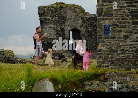 Aberystwyth, Wales, UK. 13. Juli 2017. UK-Wetter. Menschen genießen einen Nachmittag voller Sonnenschein, vor dem Wetterwechsel und Regenschauer fegen, am Meer, in Aberystwyth auf die Cardigan Bay Küste von West Wales Credit: Keith Morris/Alamy Live-Nachrichten Stockfoto