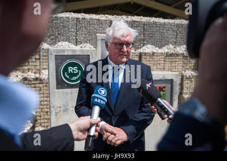 Mazar-i-Sharif, Afghanistan. 13. Juli 2017. Der deutsche Bundespräsident Frank-Walter Steinmeier im Gespräch mit den Medien bei der deutschen militärischen Camp Camp Marmal in Mazar-i-Sharif, Afghanistan, 13. Juli 2017. Der deutsche Bundespräsident Steinmeier und seine Frau sind in Afghanistan für einen Tag, nach einem Besuch in Kasachstan. Bildnachweis: Dpa picture Alliance/Alamy Live News Stockfoto