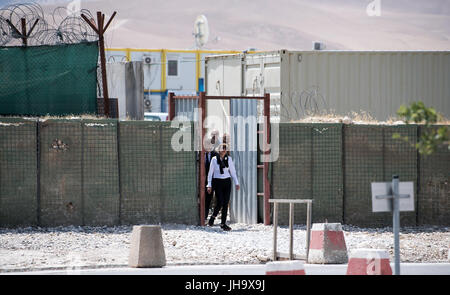 Mazar-i-Sharif, Afghanistan. 13. Juli 2017. Elke Buedenbender, Ehefrau von Präsident Steinmeier, Wandern rund um den deutschen militärischen Camp Camp Marmal in Mazar-i-Sharif, Afghanistan, 13. Juli 2017. Der deutsche Bundespräsident Steinmeier und seine Frau sind in Afghanistan für einen Tag, nach einem Besuch in Kasachstan. Bildnachweis: Dpa picture Alliance/Alamy Live News Stockfoto