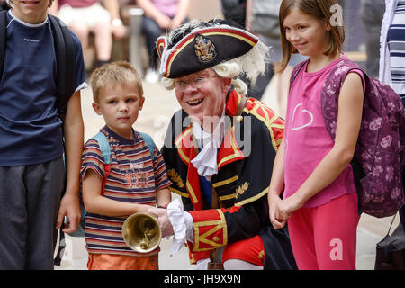 Chester, UK. 13. Juli 2017. Der Chester Stadtausrufer David Mitchell mit Touristen auf das Kreuz. Bildnachweis: Andrew Paterson/Alamy Live-Nachrichten Stockfoto