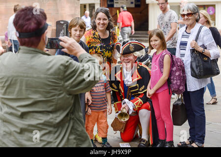 Chester, UK. 13. Juli 2017. Der Chester Stadtausrufer David Mitchell mit Touristen auf das Kreuz. Bildnachweis: Andrew Paterson/Alamy Live-Nachrichten Stockfoto