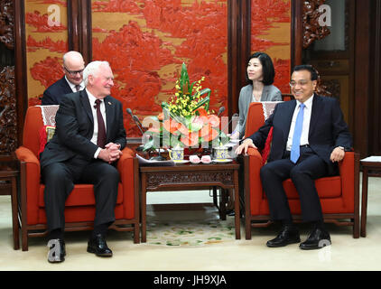 Peking, China. 13. Juli 2017. Chinese Premier Li Keqiang (R) trifft sich mit kanadischen Generalgouverneur David Johnston in Peking, Hauptstadt von China, 13. Juli 2017. Bildnachweis: Xie Huanchi/Xinhua/Alamy Live-Nachrichten Stockfoto