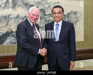 Peking, China. 13. Juli 2017. Chinese Premier Li Keqiang (R) trifft sich mit kanadischen Generalgouverneur David Johnston in Peking, Hauptstadt von China, 13. Juli 2017. Bildnachweis: Xie Huanchi/Xinhua/Alamy Live-Nachrichten Stockfoto