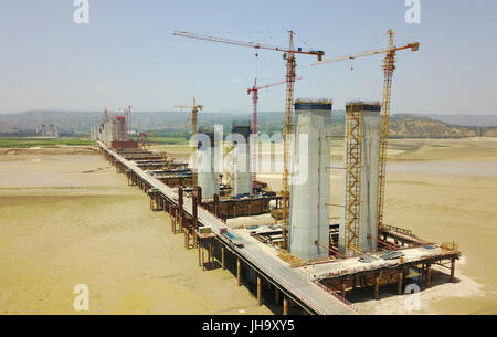 Zhengzhou. 13. Juli 2017. Foto am 13. Juli 2017 zeigt die Baustelle einer großen Autobahn-kombinierte Eisenbahnbrücke in der Provinz Zentral-China Henan Sanmenxia. Die 5663 Meter langen Brücke über den gelben Fluss, der Sanmenxia und Pinglu County im Nordchinas Provinz Shanxi verbindet, wird voraussichtlich bis Ende 2018 abgeschlossen sein. Bildnachweis: Zhu Xiang/Xinhua/Alamy Live-Nachrichten Stockfoto