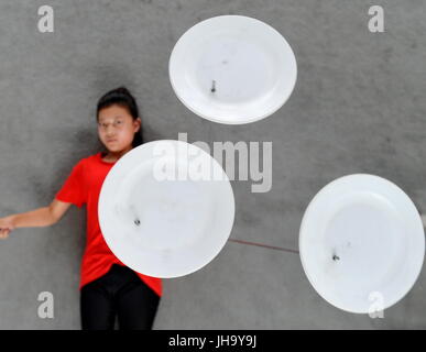 Cangzhou, Chinas Provinz Hebei. 13. Juli 2017. Ein Student der Kunsthochschule Wuqiao Akrobatik praktiziert in Innenräumen in Cangzhou, Nordchinas Provinz Hebei, 13. Juli 2017. Wuqiao County ist bekannt als die Heimat der Akrobatik in China, und mehr als 400 ausländische Studierende haben seit 2002 akrobatische Fähigkeiten hier gelernt. Bildnachweis: Mu Yu/Xinhua/Alamy Live-Nachrichten Stockfoto
