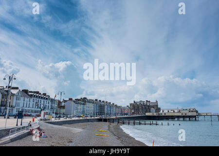 Aberystwyth, Wales, UK. 13. Juli 2017. Zu Beginn eines anderen glorreichen Tages dramatische Cumulus und Cirrus-Wolken hängen über der walisischen Küste Stadt von Aberystwyth Credit: Alan Hale/Alamy Live News Stockfoto