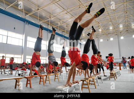 Cangzhou, Chinas Provinz Hebei. 13. Juli 2017. Schüler der Kunstschule Wuqiao Akrobatik üben drinnen in Cangzhou, Nordchinas Provinz Hebei, 13. Juli 2017. Wuqiao County ist bekannt als die Heimat der Akrobatik in China, und mehr als 400 ausländische Studierende haben seit 2002 akrobatische Fähigkeiten hier gelernt. Bildnachweis: Mu Yu/Xinhua/Alamy Live-Nachrichten Stockfoto