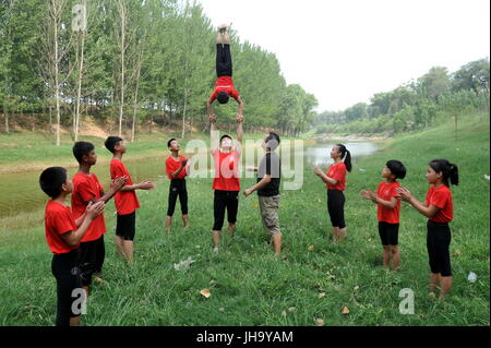 Cangzhou, Chinas Provinz Hebei. 13. Juli 2017. Schüler der Kunstschule Wuqiao Akrobatik üben außerhalb in Cangzhou, Nordchinas Provinz Hebei, 13. Juli 2017. Wuqiao County ist bekannt als die Heimat der Akrobatik in China, und mehr als 400 ausländische Studierende haben seit 2002 akrobatische Fähigkeiten hier gelernt. Bildnachweis: Mu Yu/Xinhua/Alamy Live-Nachrichten Stockfoto