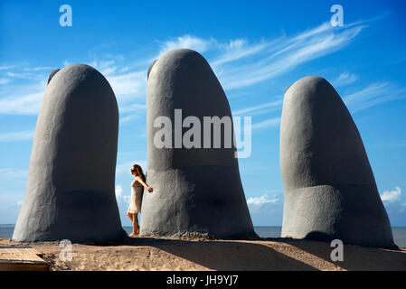Die Hand-Skulptur von Punta del Este oder Mano de Punta del Este Parada 4 am Sandstrand von Brava Strand, von Mario Irarrázabal. Stockfoto
