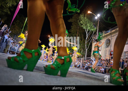 Traditionellen Murgas und Samba Schulen während der Llamadas (Berufung) Prozession, die offiziell den Karneval in Montevideo, Uruguay beginnt. Ist der längste Karneval in der Welt von fast 5 Wochen. Stockfoto