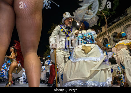 Traditionellen Murgas und Samba Schulen während der Llamadas (Berufung) Prozession, die offiziell den Karneval in Montevideo, Uruguay beginnt. Ist der längste Karneval in der Welt von fast 5 Wochen. Stockfoto