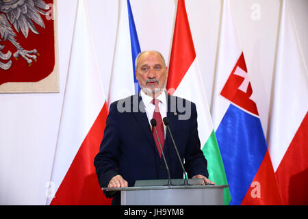 Polen, Warschau, 13. Juli 2017: Visegrad Gruppe V4 Miniters der Verteidigung statt offizielles Treffen. Polnischer Minister Antoni Macierwicz erhielt ungarische Minister Istvan Simicsko, Slowakische Minister Peter Gajdos und tschechischen Minister Martin Stropnicky in Warschau. Die Präsidentschaft der V4 wurde offiziell nach Ungarn verlegt. © Jake Ratz/Alamy Live-Nachrichten Stockfoto