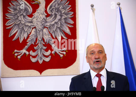 Polen, Warschau, 13. Juli 2017: Visegrad Gruppe V4 Miniters der Verteidigung statt offizielles Treffen. Polnischer Minister Antoni Macierwicz erhielt ungarische Minister Istvan Simicsko, Slowakische Minister Peter Gajdos und tschechischen Minister Martin Stropnicky in Warschau. Die Präsidentschaft der V4 wurde offiziell nach Ungarn verlegt. © Jake Ratz/Alamy Live-Nachrichten Stockfoto