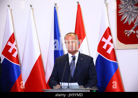 Polen, Warschau, 13. Juli 2017: Visegrad Gruppe V4 Miniters der Verteidigung statt offizielles Treffen. Polnischer Minister Antoni Macierwicz erhielt ungarische Minister Istvan Simicsko, Slowakische Minister Peter Gajdos und tschechischen Minister Martin Stropnicky in Warschau. Die Präsidentschaft der V4 wurde offiziell nach Ungarn verlegt. © Jake Ratz/Alamy Live-Nachrichten Stockfoto