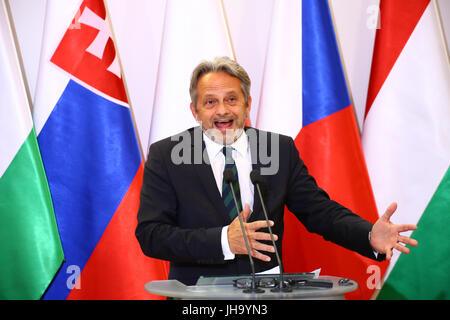 Polen, Warschau, 13. Juli 2017: Visegrad Gruppe V4 Miniters der Verteidigung statt offizielles Treffen. Polnischer Minister Antoni Macierwicz erhielt ungarische Minister Istvan Simicsko, Slowakische Minister Peter Gajdos und tschechischen Minister Martin Stropnicky in Warschau. Die Präsidentschaft der V4 wurde offiziell nach Ungarn verlegt. © Jake Ratz/Alamy Live-Nachrichten Stockfoto