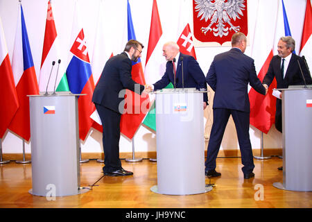 Polen, Warschau, 13. Juli 2017: Visegrad Gruppe V4 Miniters der Verteidigung statt offizielles Treffen. Polnischer Minister Antoni Macierwicz erhielt ungarische Minister Istvan Simicsko, Slowakische Minister Peter Gajdos und tschechischen Minister Martin Stropnicky in Warschau. Die Präsidentschaft der V4 wurde offiziell nach Ungarn verlegt. © Jake Ratz/Alamy Live-Nachrichten Stockfoto