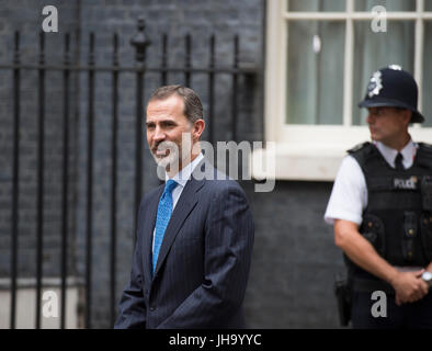 Downing Street, London, UK. 13. Juli 2017. Der Premierminister, Theresa May, begrüßt seine Majestät König Felipe VI von Spanien zur Downing Street. Bildnachweis: Malcolm Park / Alamy Live News. Stockfoto