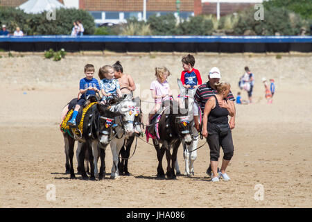 Lytham St. Annes, Blackpool. 13. Juli 2017. Großbritannien Wetter.  Menschen Kopf an den Strand an einem schönen sonnigen Tag in Lytham St. Annes in der Nähe von Blackpool.  Sonnenschutz im Anschlag als klarem Himmel und Temperaturen in der Mitte 20er Jahre für nahezu perfekte Bedingungen für einen Tag am Meer gemacht.  Bildnachweis: Cernan Elias/Alamy Live-Nachrichten Stockfoto