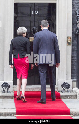 London, Großbritannien. Juli 2017. Der König von Spanien Felipe VI wird während seines Staatsbesuchs in Großbritannien von der britischen Premierministerin Theresa May in der Downing Street begrüßt. Quelle: amer ghazzal/Alamy Live News Stockfoto