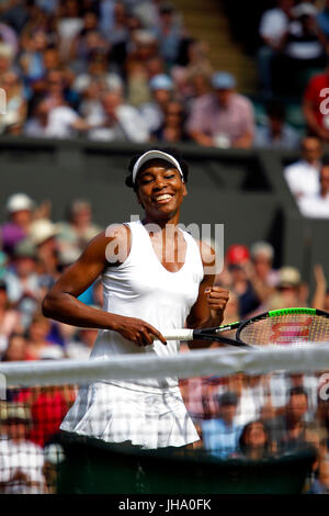 London, UK. 13. Juli 2017. Wimbledon Tennis: London feiert 13 Juli 2017 - Venus Williams ihre Semi-Finalsieg von Großbritanniens Johanna Konta auf dem Centre Court in Wimbledon am Donnerstag. Bildnachweis: Adam Stoltman/Alamy Live-Nachrichten Stockfoto