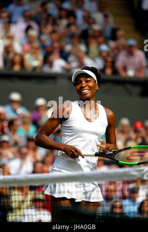 London, UK. 13. Juli 2017. Wimbledon Tennis: London feiert 13 Juli 2017 - Venus Williams ihre Semi-Finalsieg von Großbritanniens Johanna Konta auf dem Centre Court in Wimbledon am Donnerstag. Bildnachweis: Adam Stoltman/Alamy Live-Nachrichten Stockfoto