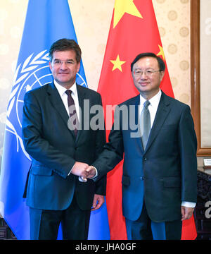 Peking, China. 13. Juli 2017. Chinese State Councilor Yang Jiechi (R) trifft sich mit Miroslav Lajcak, Präsident der 72. Tagung der UN-Generalversammlung, in Peking, Hauptstadt von China, 13. Juli 2017. Bildnachweis: Zhang Ling/Xinhua/Alamy Live-Nachrichten Stockfoto