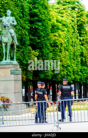 Paris, Frankreich. 13 Juli 17. Sicherheit fest wie Donald Trump Französisch Präsident Emmanuel Macron Credit Besuche: Samantha Ohlsen/Alamy Live News Stockfoto