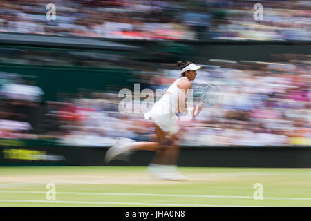 London, London, UK. 13. Juli 2017. Garbine Muguruza Spaniens konkurriert während der Frauen Halbfinale Einzel mit Magdalena Rybarikova der Slowakei an der Meisterschaft Wimbledon 2017 in Wimbledon, London, England am 13. Juli 2017. Garbine Muguruza gewann 2: 0. Bildnachweis: Jin Yu/Xinhua/Alamy Live-Nachrichten Stockfoto