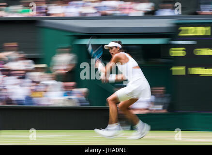 London, London, UK. 13. Juli 2017. Garbine Muguruza Spaniens konkurriert während der Frauen Halbfinale Einzel mit Magdalena Rybarikova der Slowakei an der Meisterschaft Wimbledon 2017 in Wimbledon, London, England am 13. Juli 2017. Garbine Muguruza gewann 2: 0. Bildnachweis: Jin Yu/Xinhua/Alamy Live-Nachrichten Stockfoto