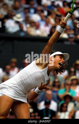 London, UK. 13. Juli 2017. Wimbledon Tennis: London, 13. Juli 2017 - Johanna Konta diente während ihrer Semi-Finale Verlust gegen Venus Williams auf dem Centre Court in Wimbledon am Donnerstag. Bildnachweis: Adam Stoltman/Alamy Live-Nachrichten Stockfoto